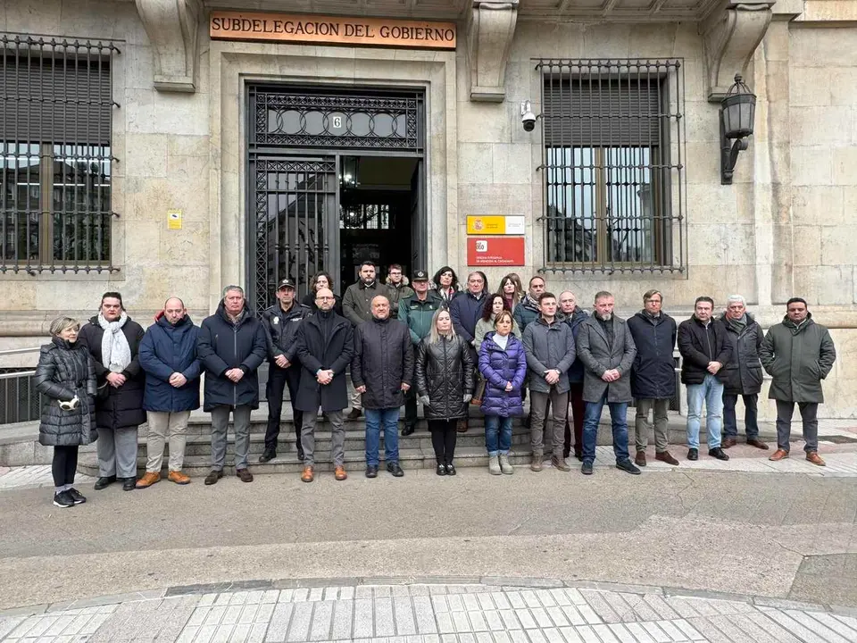 Minuto de silencio a la puerta de la Subdelegación del Gobierno de León.