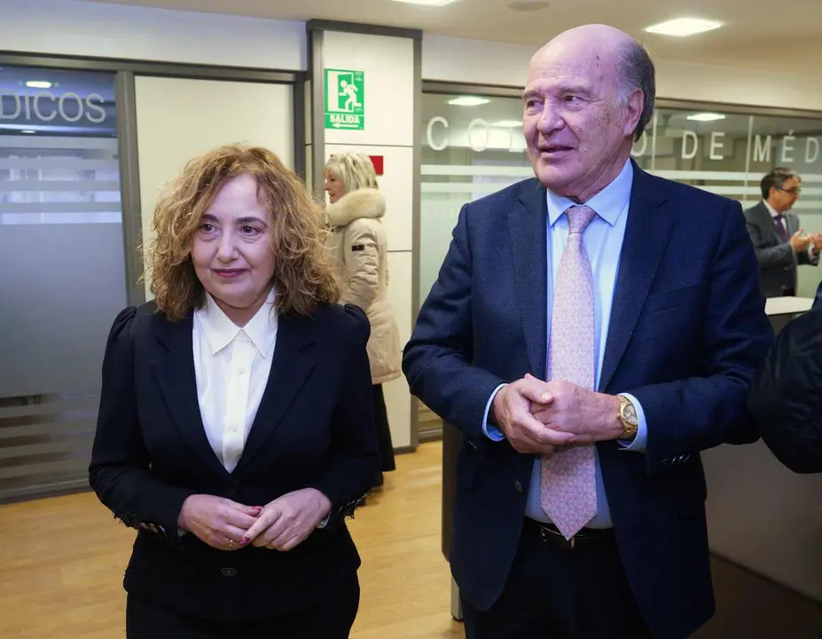 El presidente del Colegio de Médicos de Castilla y León, José Luis Díaz Villarig, junto a la vicerrectora del Campus del Bierzo, Pilar Marqués, durante la jornada formativa en Ponferrada sobre la acreditación de profesores para el Grado de Medicina.