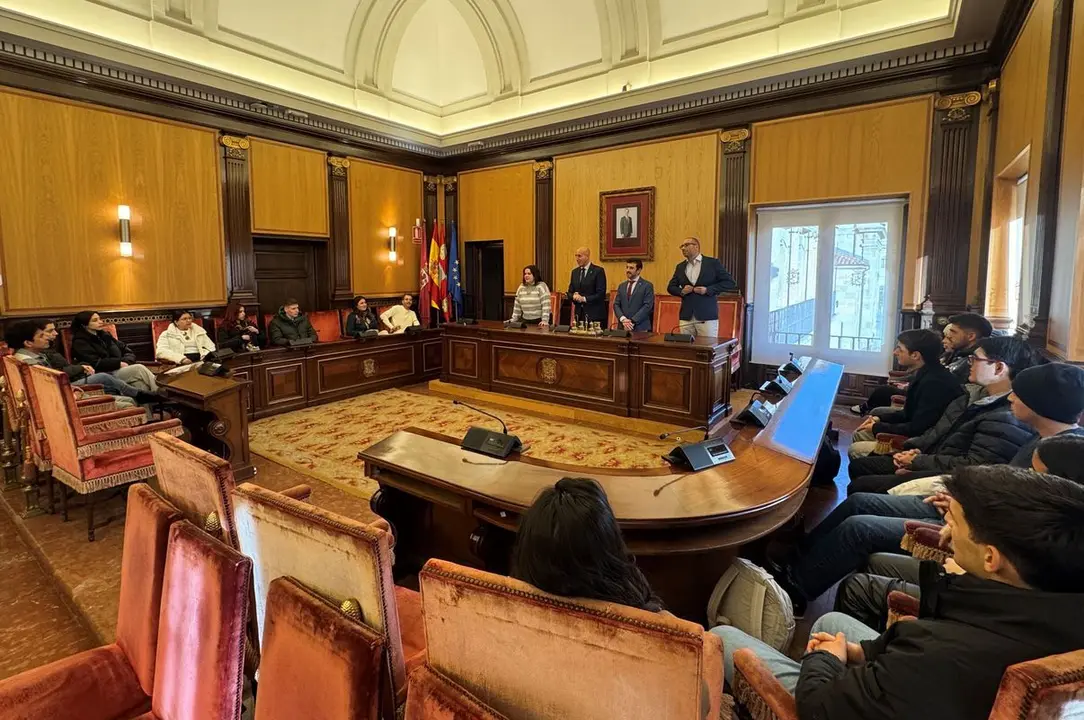 El alcalde invita a los nuevos estudiantes Erasmus de la ULE a disfrutar de su estancia en León.