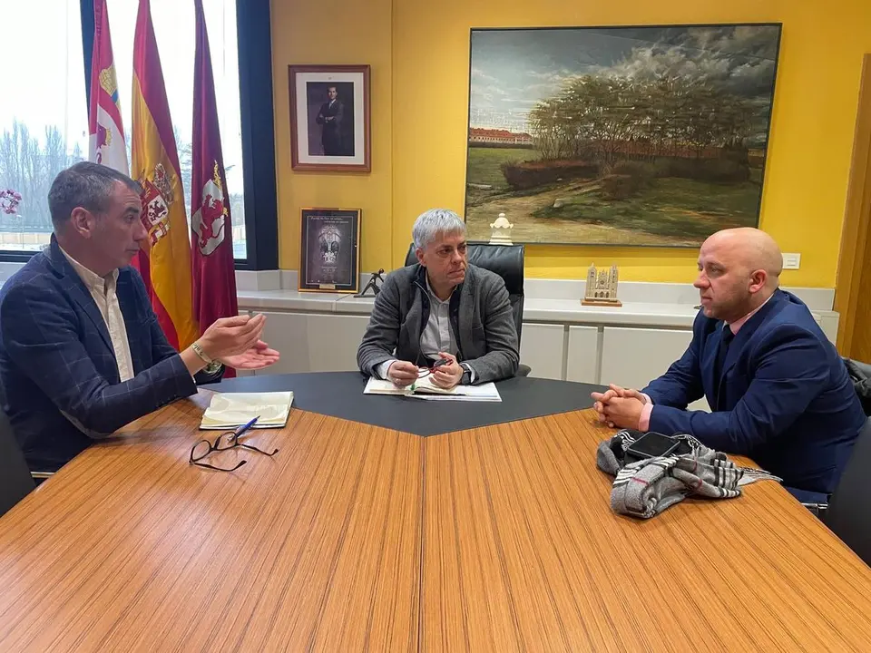El delegado territorial de la Junta en Le&oacute;n, Eduardo Diego, junto al alcalde de Bo&ntilde;ar.