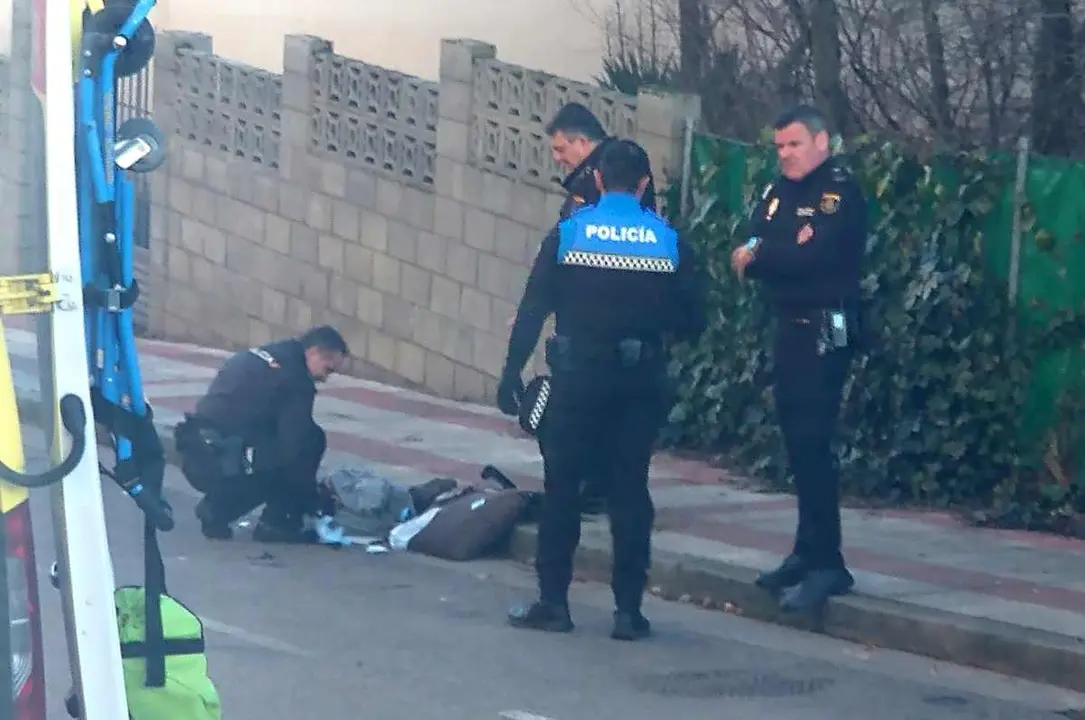 Efectivos de Policía Nacional y Policía Local de San Andrés retiran parte de las pertenencias lanzadas a la calle.