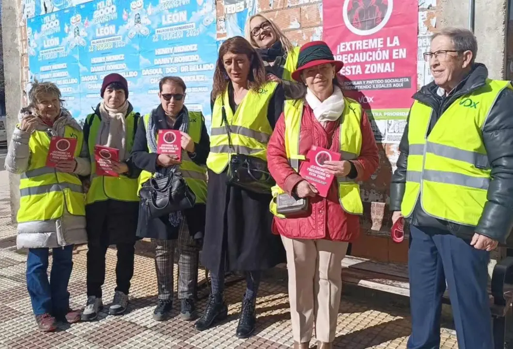 Militantes de Vox promocionando en Villaquilambre la campaña 'Extreme la precaución en esta zona'.