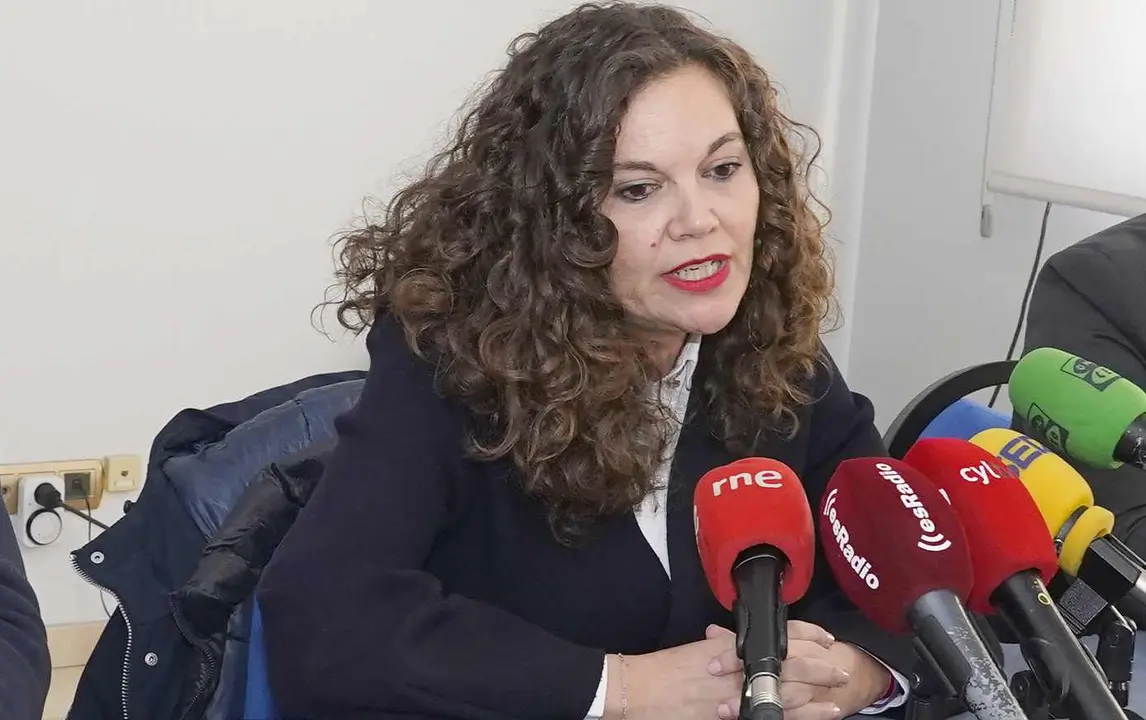 Silvia Cao, alcaldesa de la localidad de Bembibre, durante una rueda de prensa.