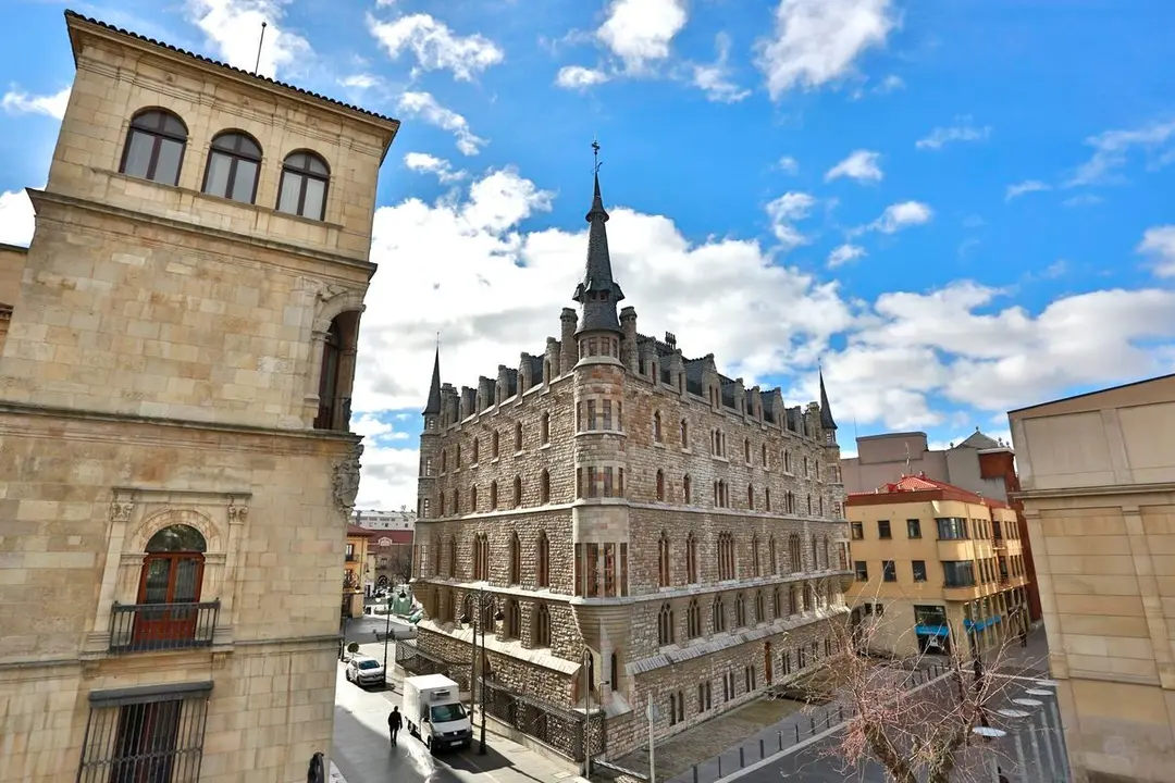 Parte trasera del edificio ‘Casa Botines’ de León, diseñado y construído por el arquitecto español Antonio Gaudí.