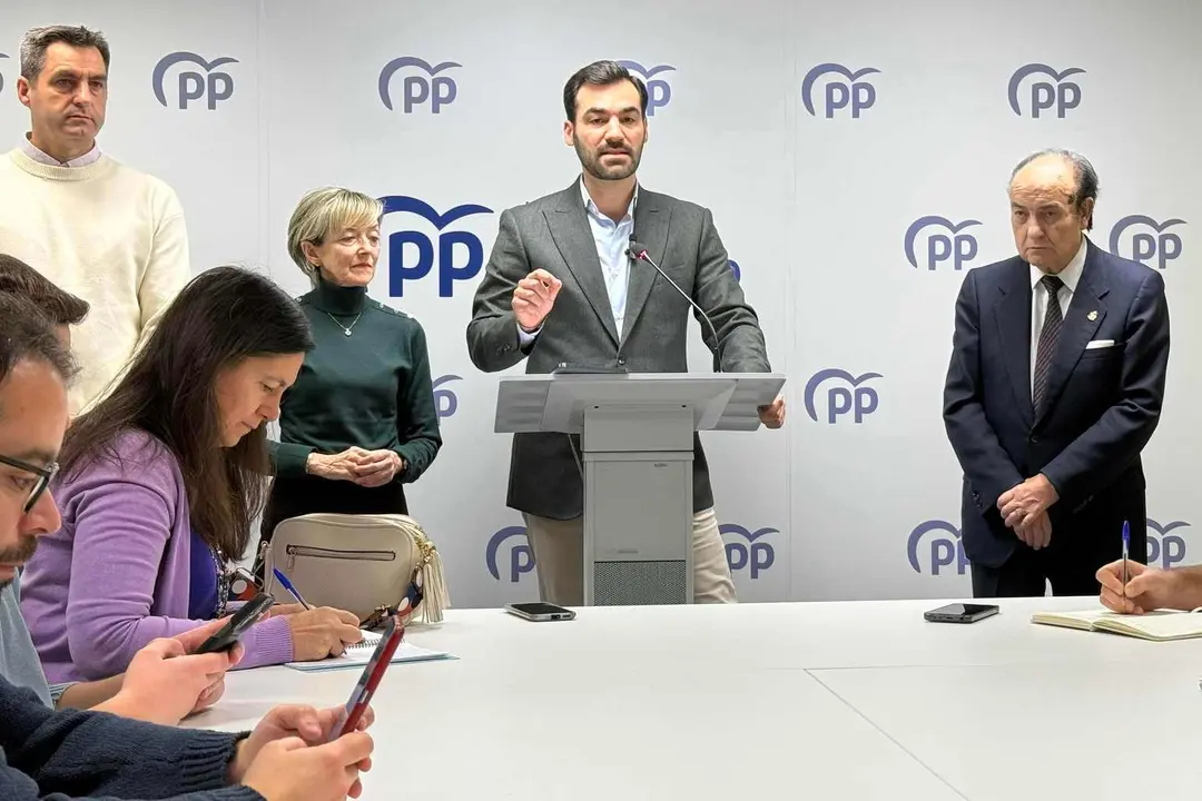 David Fernández, acompañado por los concejales populares, durante una rueda de prensa.
