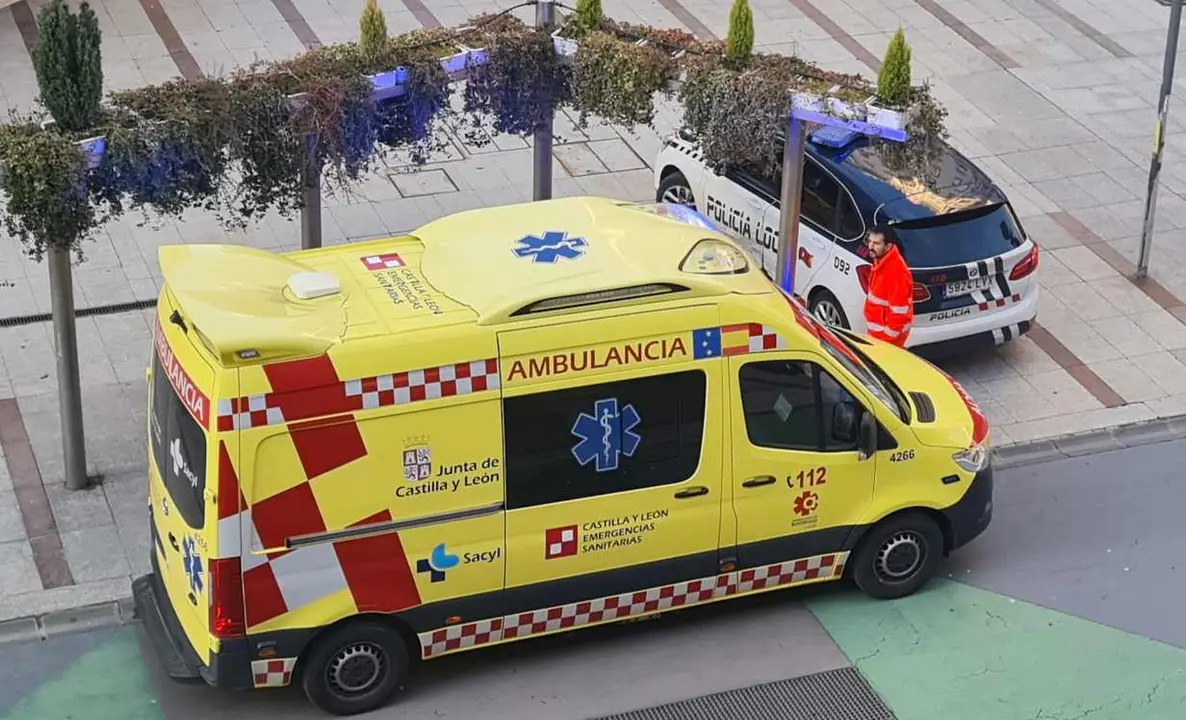 Una ambulancia y efectivos de la Policía Local de León, durante una intervención.