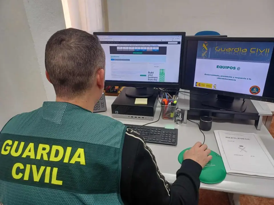 Efectivos de la Guardia Civil durante una investigación por un ciberdelito.