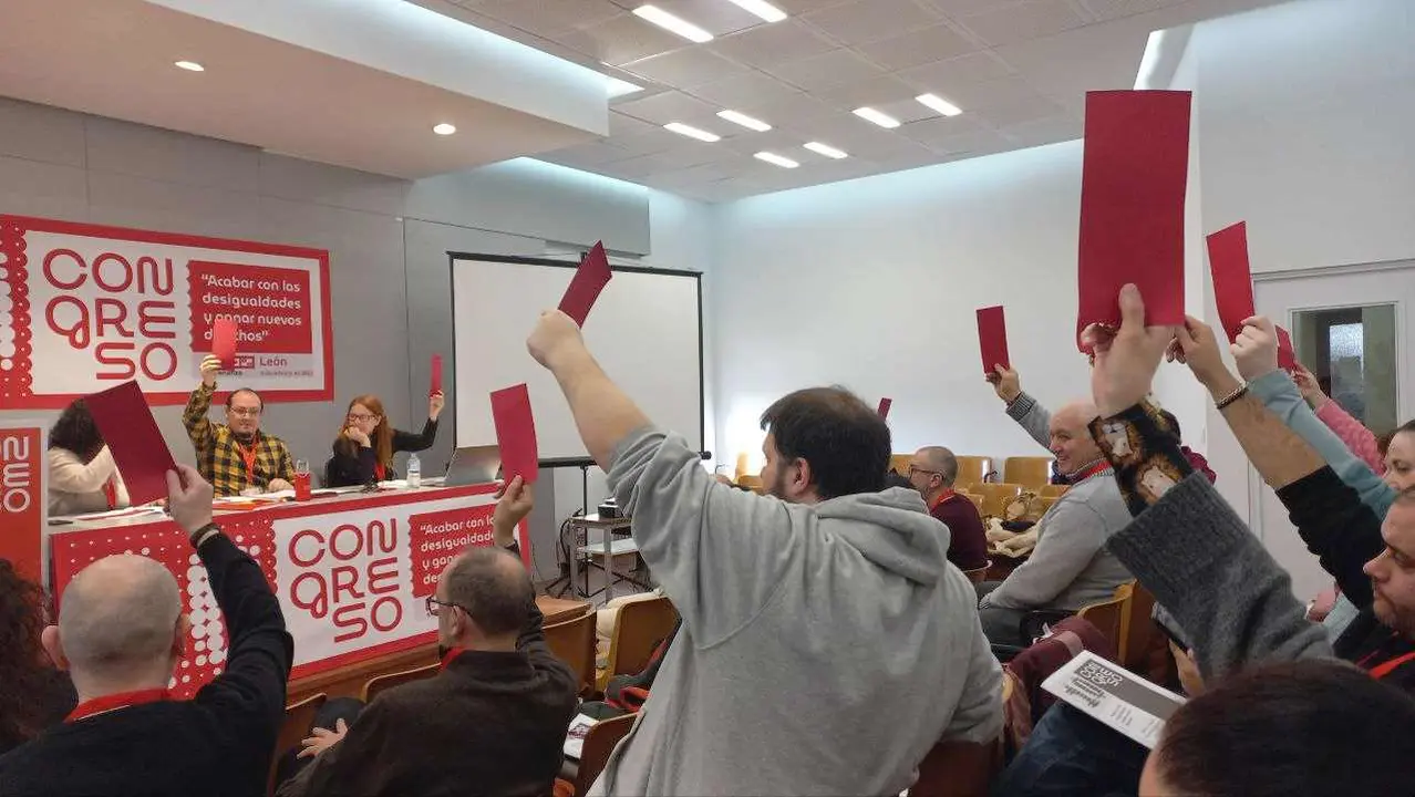 Un instante de la votación realizada en la reunión del Sindicato Provincial de Enseñanza de CCOO León.