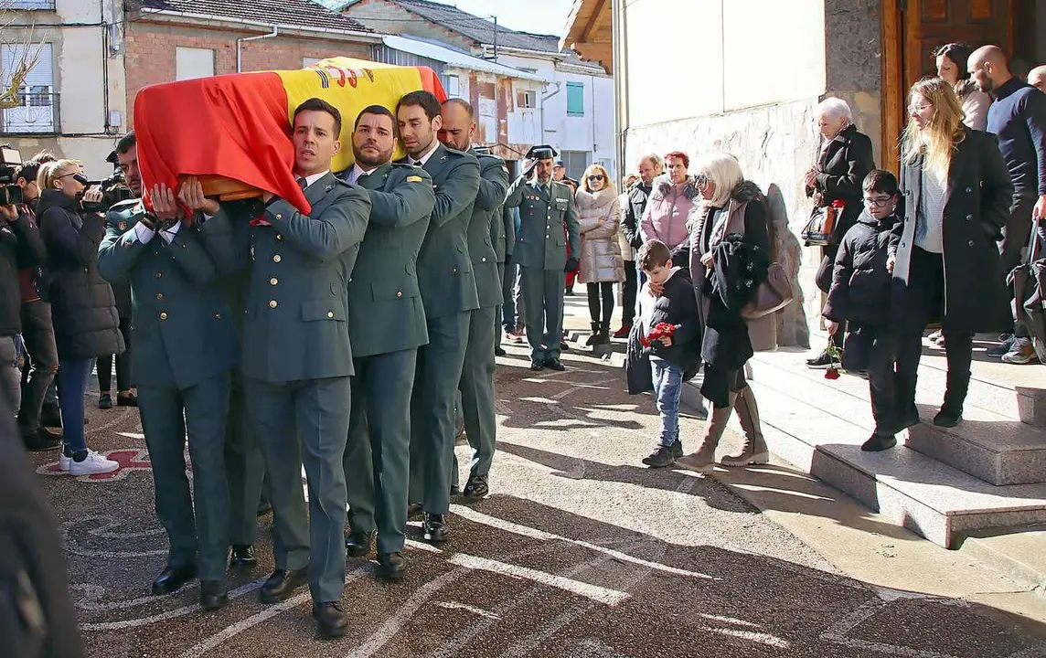 Funeral en Nogarejas (León) por el guardia civil asesinado David Pérez Carracedo. Foto: Peio García