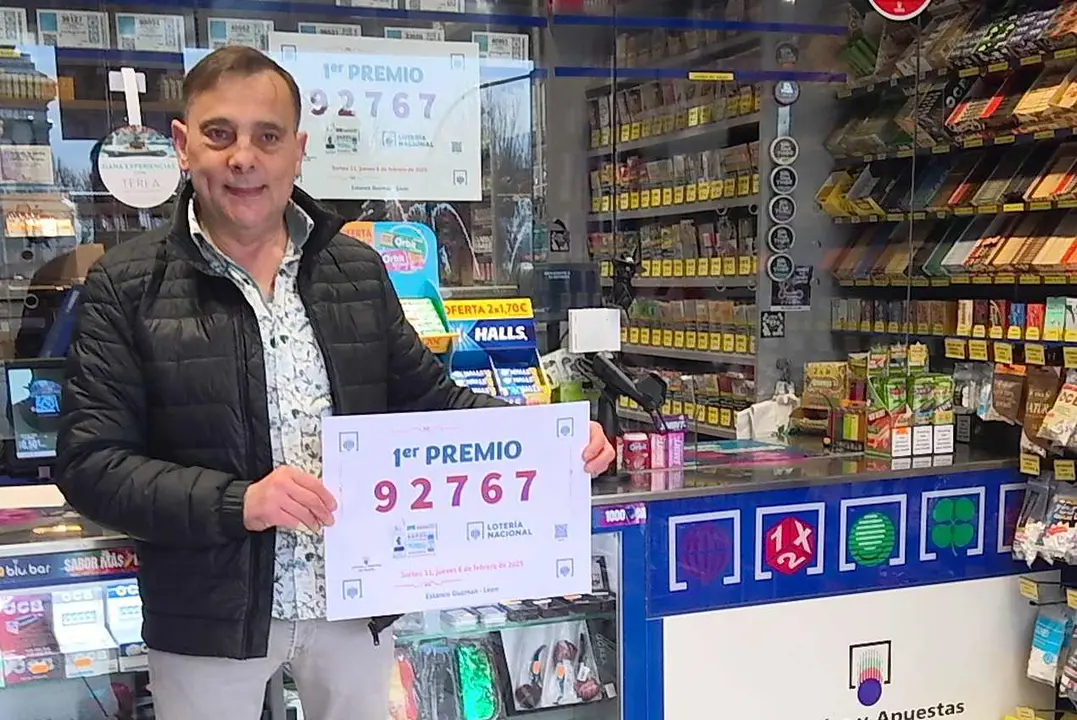 Imagen del lotero de la plaza de Guzmán el Bueno, con el cartel del primer premio este viernes.