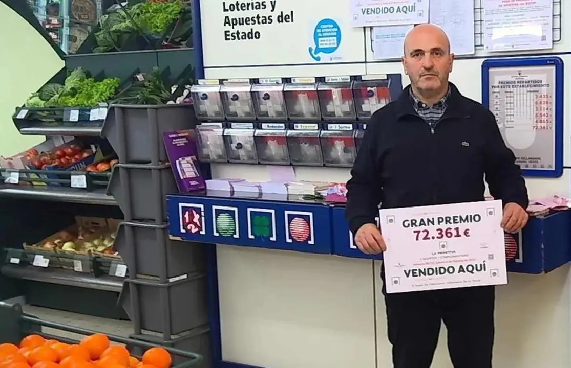 El popular 'Cuni', este viernes, mostrando el premio dado a uno de sus clientes.