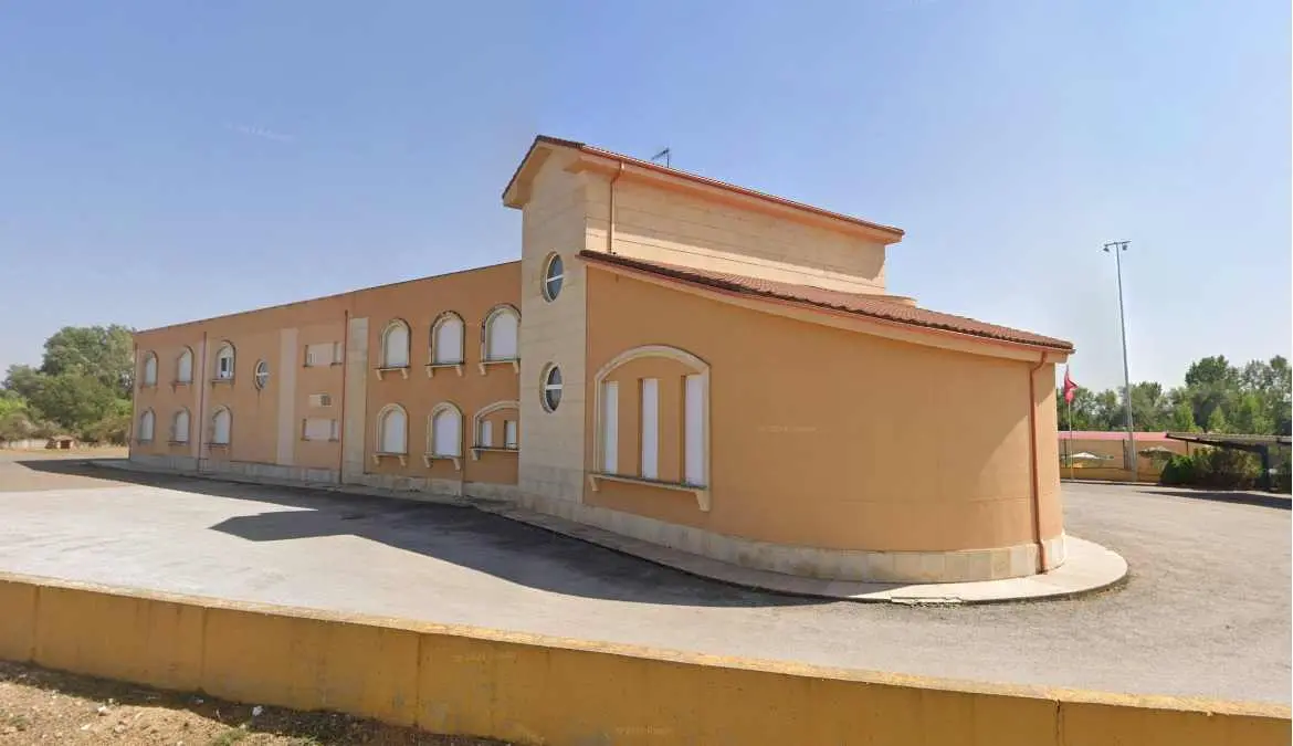 Imagen del ayuntamiento de la localidad de Valdefresno.