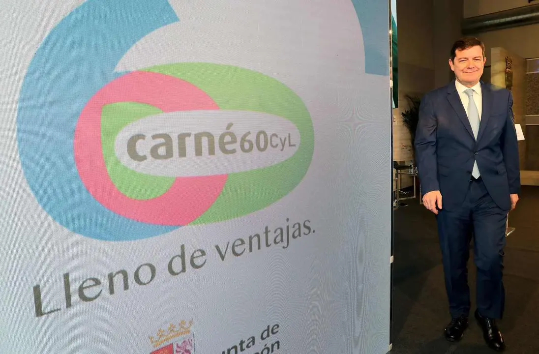 El presidente de la Junta de Castilla y León, Alfonso Fernández Mañueco, presenta el 'Carné 60 CyL'. Foto: Bragimo