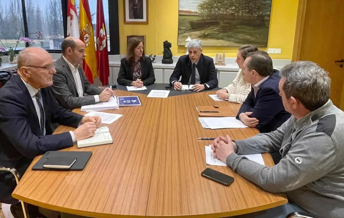 La Consejería de Movilidad y Transformación Digital, a través de la directora general de Transportes y Logística, Laura Paredes, ha mantenido dos encuentros en el día de hoy en León y Burgos.