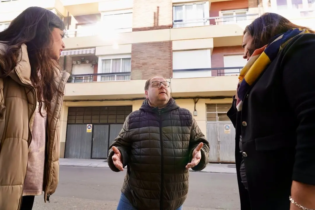 El alcalde de La Bañeza, Javier Carrera, en el lugar del suceso. Foto: Campillo