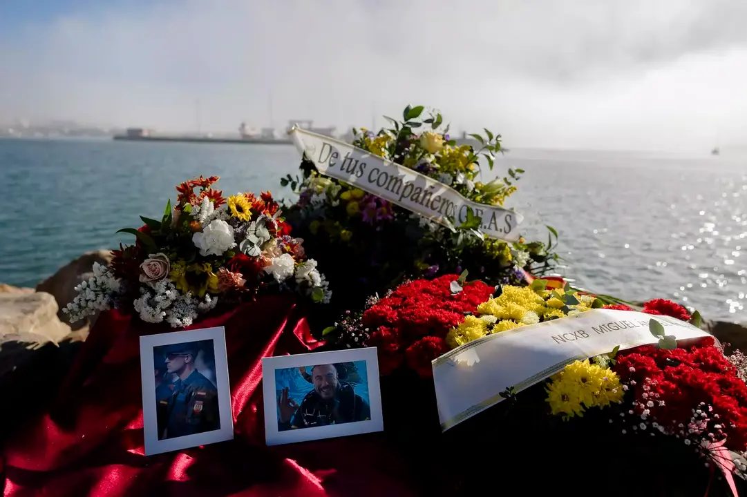 Imagen de las flores que acompañaron a la memoria de los dos guardias civiles asesinados por los narcos.