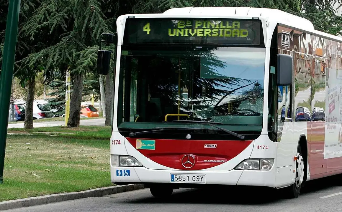 Autobús urbano en la zona universitaria de León. Foto: Campillo