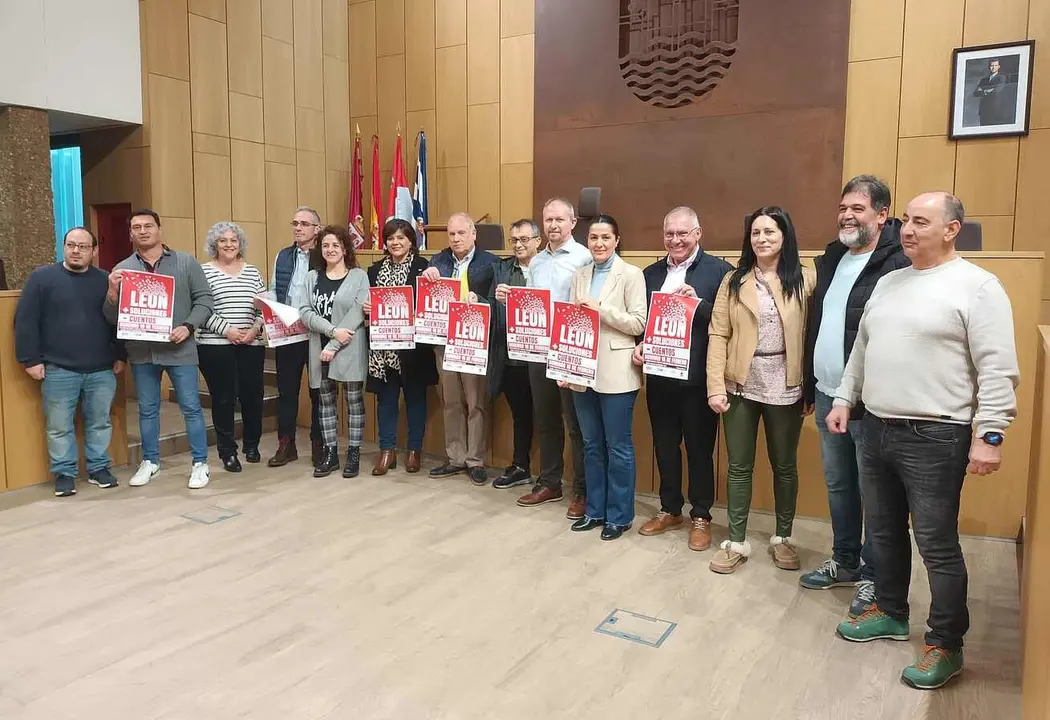 Los alcaldes del alfoz, durante el encuentro con los convocantes de la manifestación.
