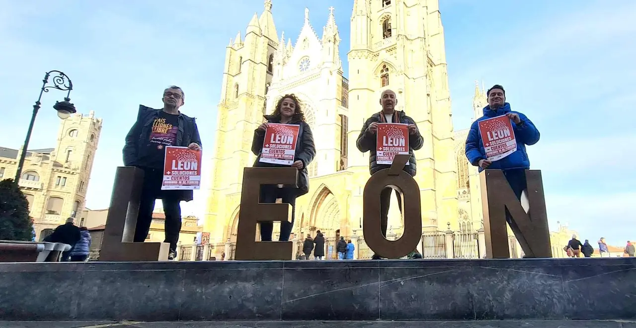 Los líderes de los cuatro sindicatos más representativos en la provincia posan junto a la palabra 'León' en la Plaza de Regla de la capital. Foto: Heraldo de León
