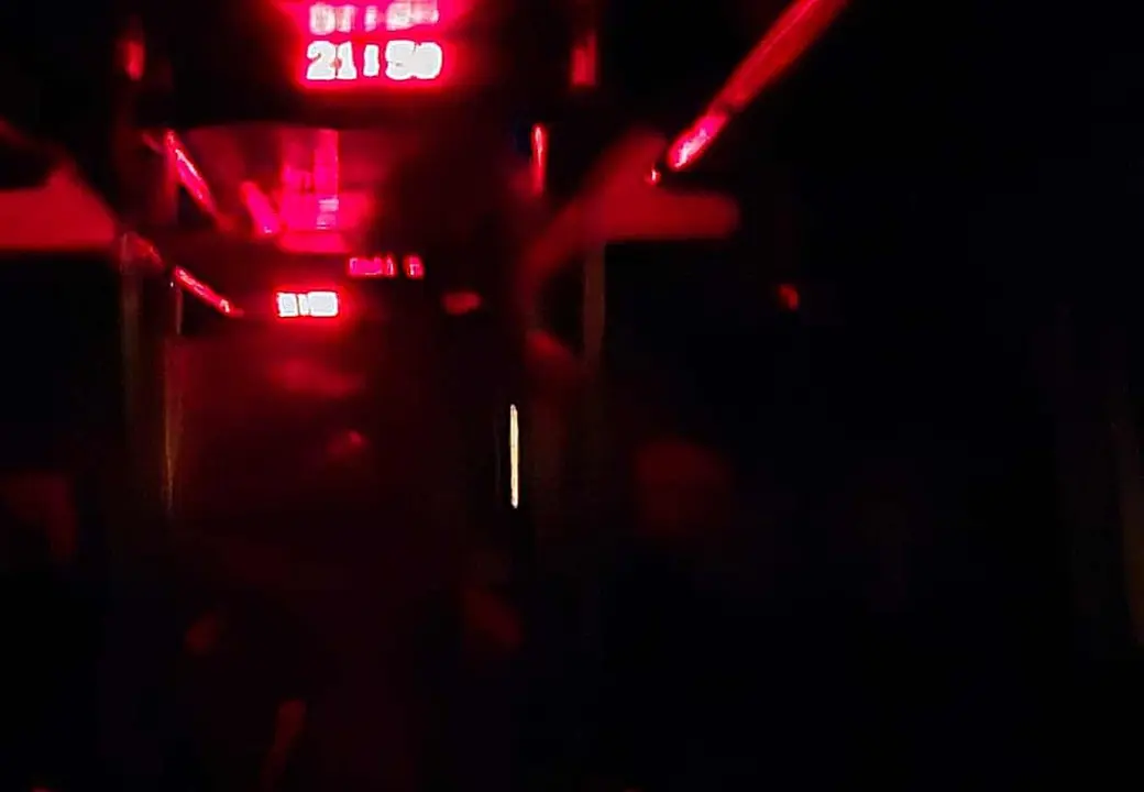 Imagen de un tren de Feve circulando esta misma semana sin luces interiores por avería.