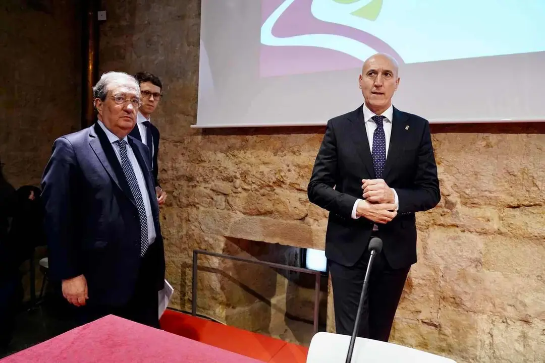 José Antonio Diez, presenta el informe jurídico sobre el proceso de la autonomía para la Región Leonesa. Foto: Campillo