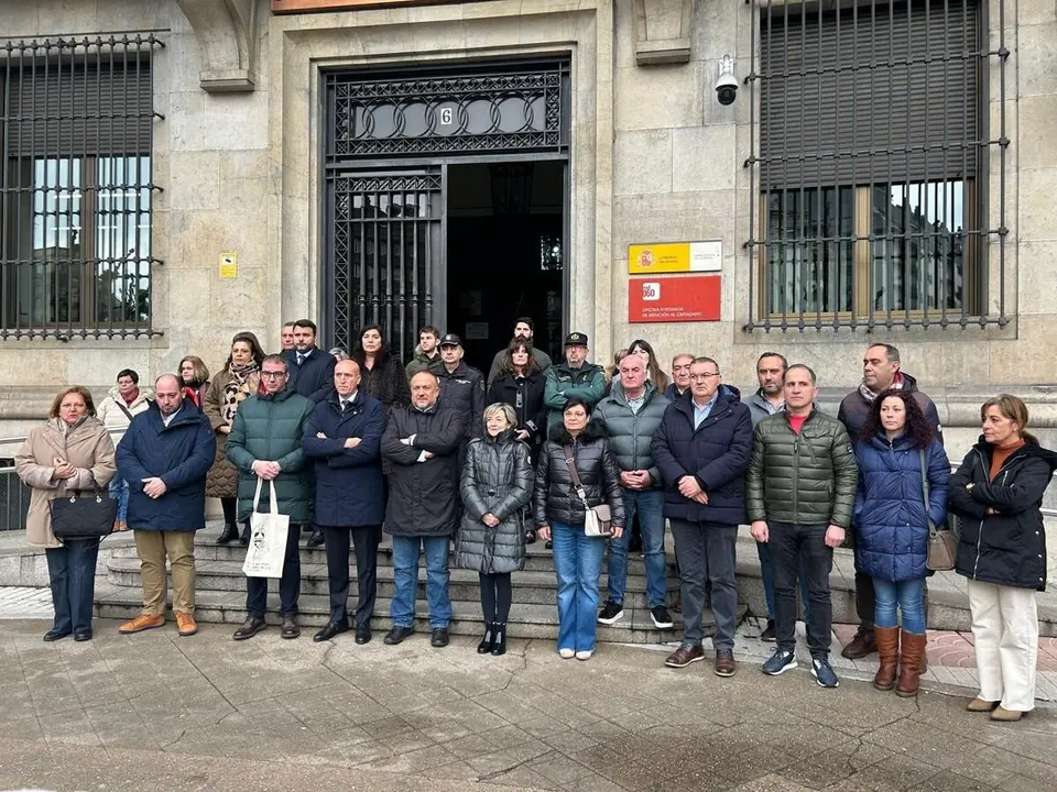 Imagen del minuto de silencio guardado a las puertas de la Subdelegación del Gobierno en León.