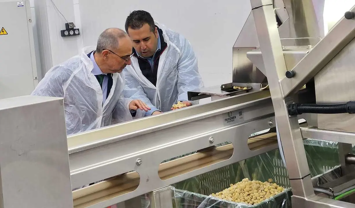 El director general de Industria, Mariano Muñoz, acompañado de la coordinadora de la Junta de Castilla y León en el Bierzo, Rosana Velasco, ha visitado las instalaciones de la empresa Castañas Quintelo, ubicada en la localidad berciana de Trabadelo.