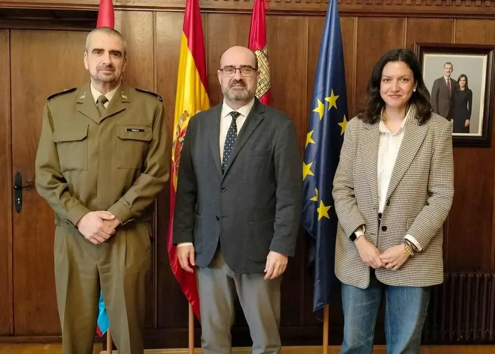 Un instante de la recepción al Subdelegado de Defensa en el Ayuntamiento de Ponferrada.