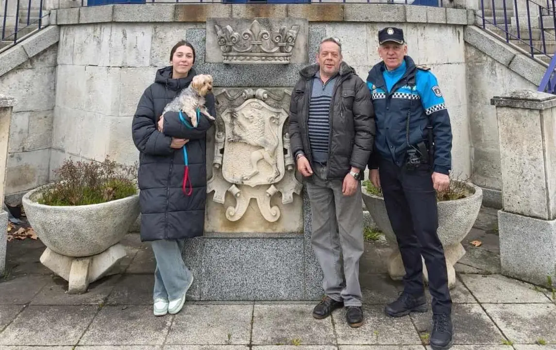 El empeño de la pareja que localizó al can y el trabajo de la Policía Local de León han permitido un final feliz para el cachorro.