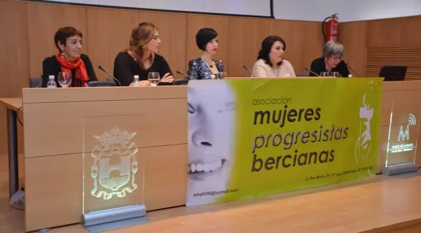 Acto de entrega del 'Premio Mujer del Año 2016' de la Asociación de Mujeres Progresistas Bercianas.