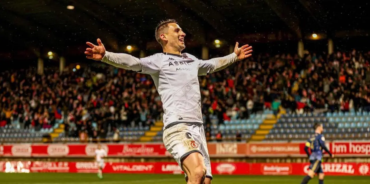 Manu Justo celebra uno de sus goles en el Reino de León. Foto: CyD Leonesa