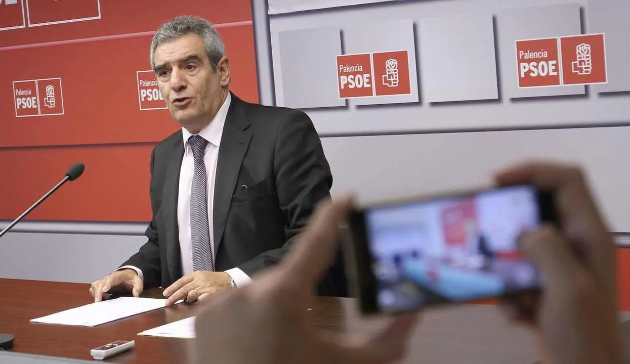 Julio Villarrubia, durante una rueda de prensa en su etapa como diputado.