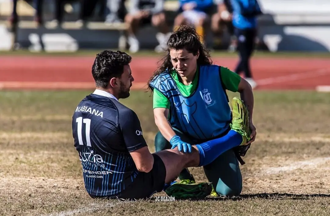 Sheila en su trabajo actual como fisio del Ciencias Rugby de Sevilla. Foto: JC Ogazón.