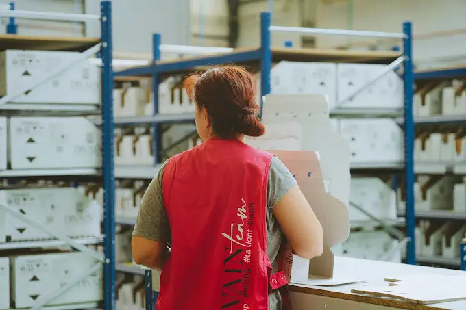 Una trabajadora de DivainTeam en su almacén de producto.