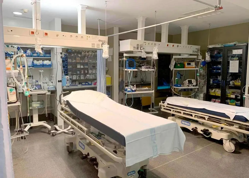 Box de pacientes críticos en Urgencias del Hospital de León.