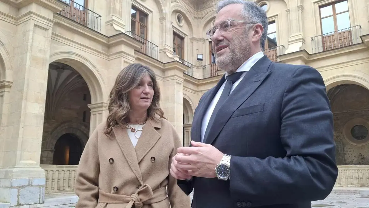 La rectora de la Universidad de León y el presidente de las Cortes posan antes de la firma oficial de la cátedra.
