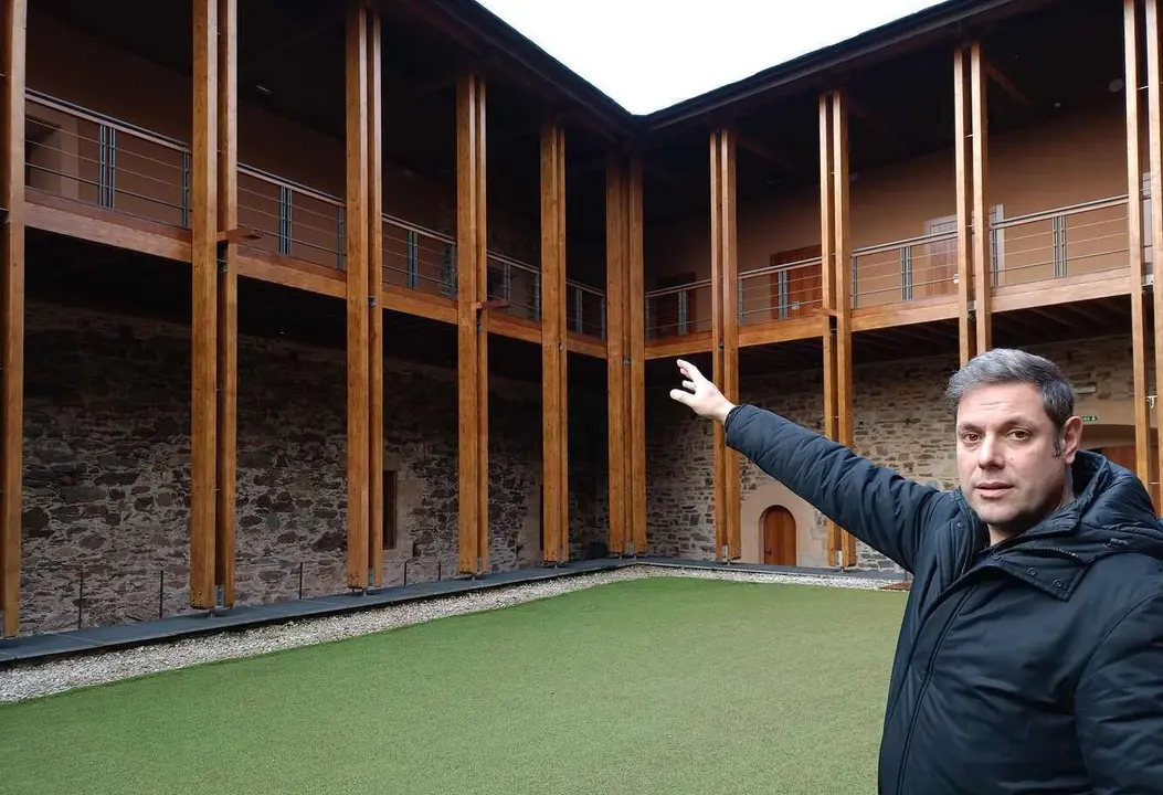 Iván Alonso muestra los detalles de la restauración de madera patio palacial.