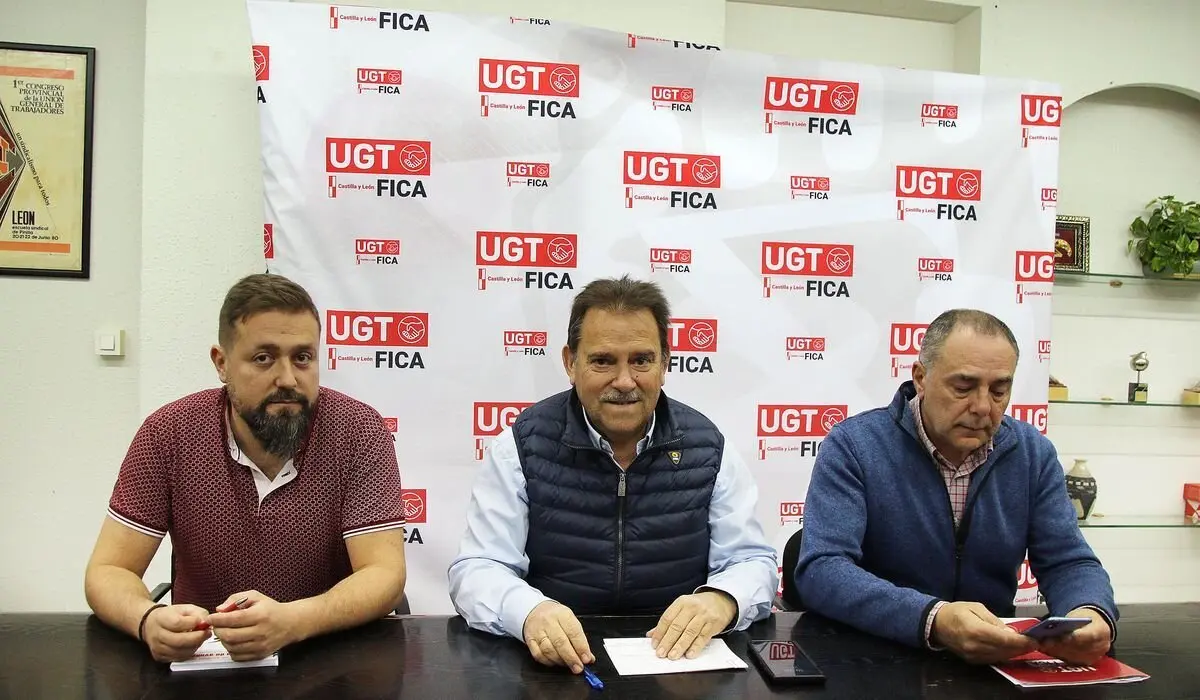 El secretario general de la Federación de Industria, Construcción y Agro de UGT Castilla León (UGT FICA CyL), Miguel Ángel Gutiérrez, y el secretario general de UGT FICA León, Francisco Romero, presentan el IX Congreso Autonómico que se celebrará en la capital leonesa. Foto: Peio García.