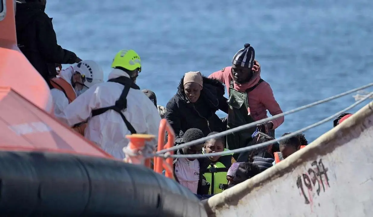 Imagen de un cayuco en el momento de ser atendido por los equipos de emergencia.