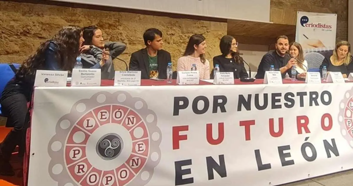 Mesa de jóvenes para debatir sobre el futuro de León.