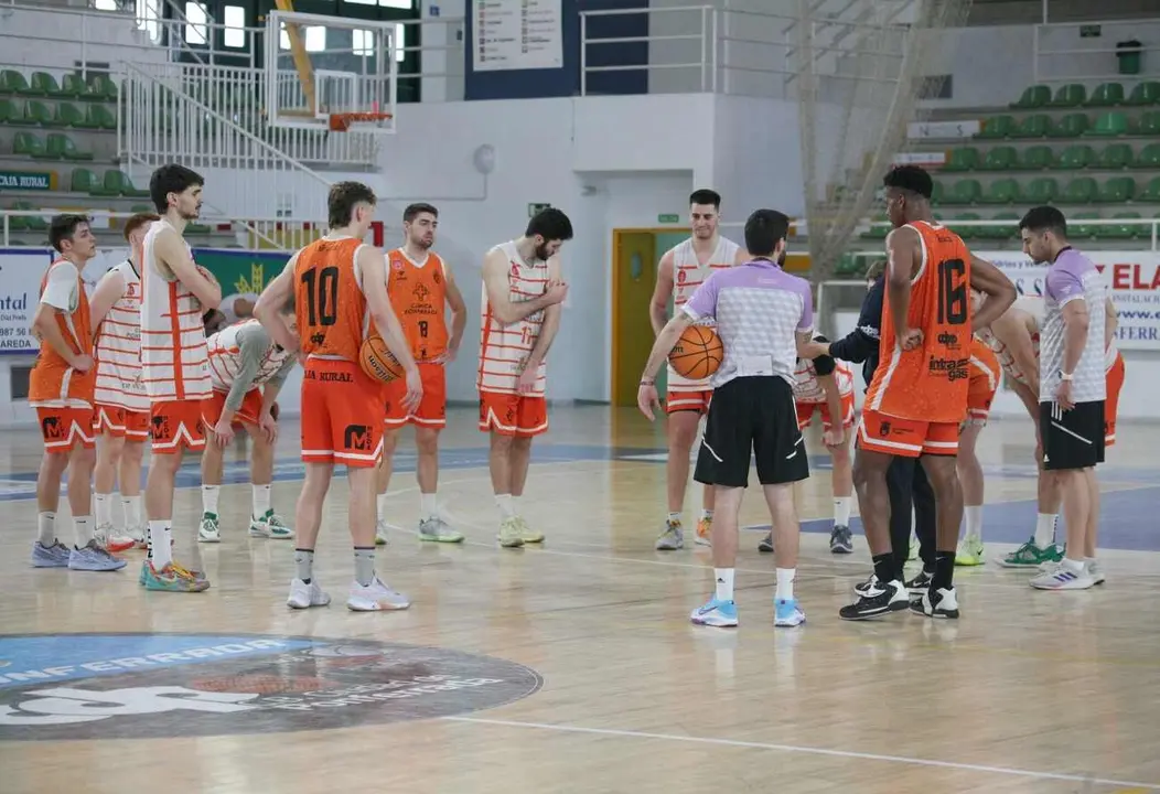 La plantilla del Baloncesto Ponferrada, durante una sesión de entrenamiento.