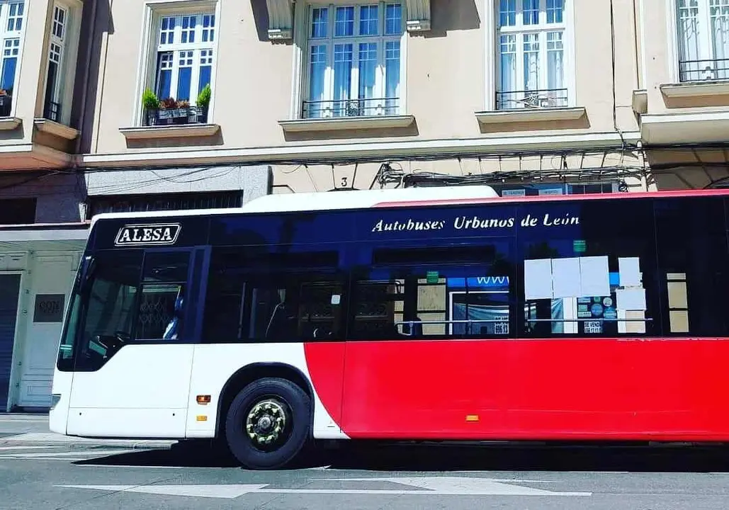 Imagen de los autobuses urbanos de León, en el centro de la ciudad.