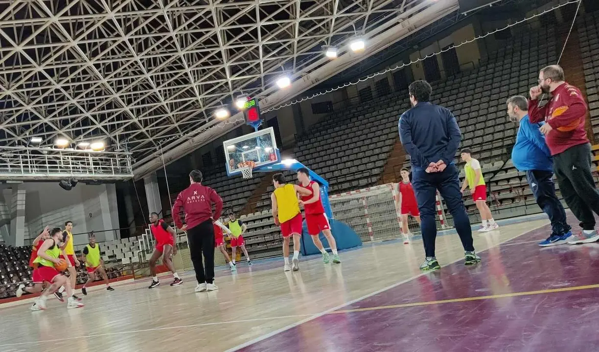 La plantilla de la Cultural de Baloncesto, durante un entrenamiento.