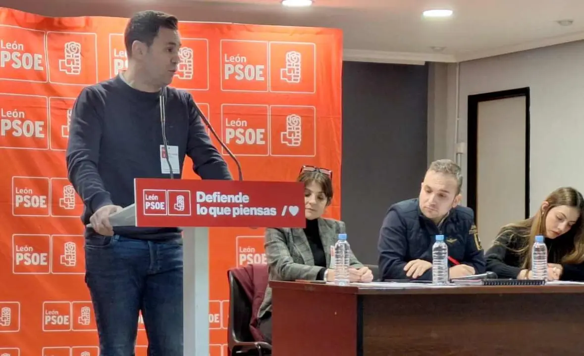 Javier Cendón, durante su intervención en el Comité Provincial La Bañeza.