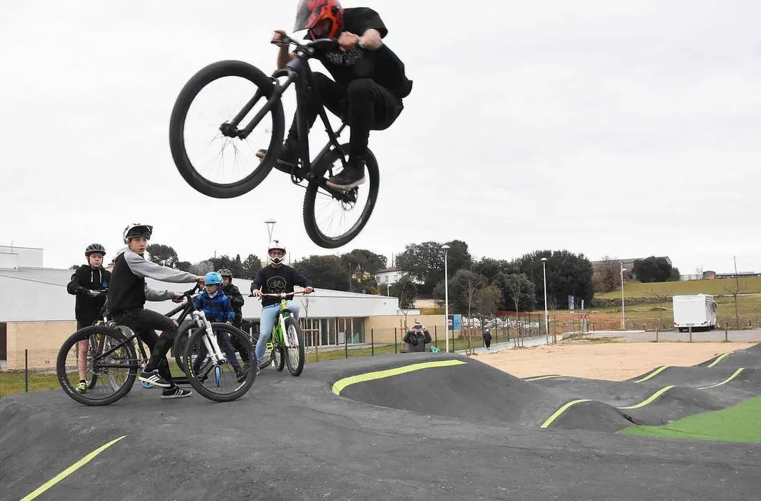 El Ayuntamiento de León avanza en la puesta en marcha de una nueva pista de pumptrack en la ciudad, concretamente en el barrio de Puente Castro.