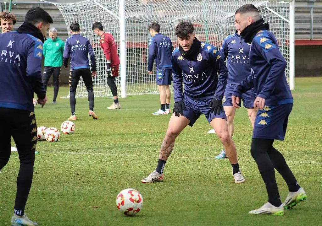 La plantilla de la Cultural, durante una de las sesiones de entrenamiento de esta semana. Foto: CyDLeonesa