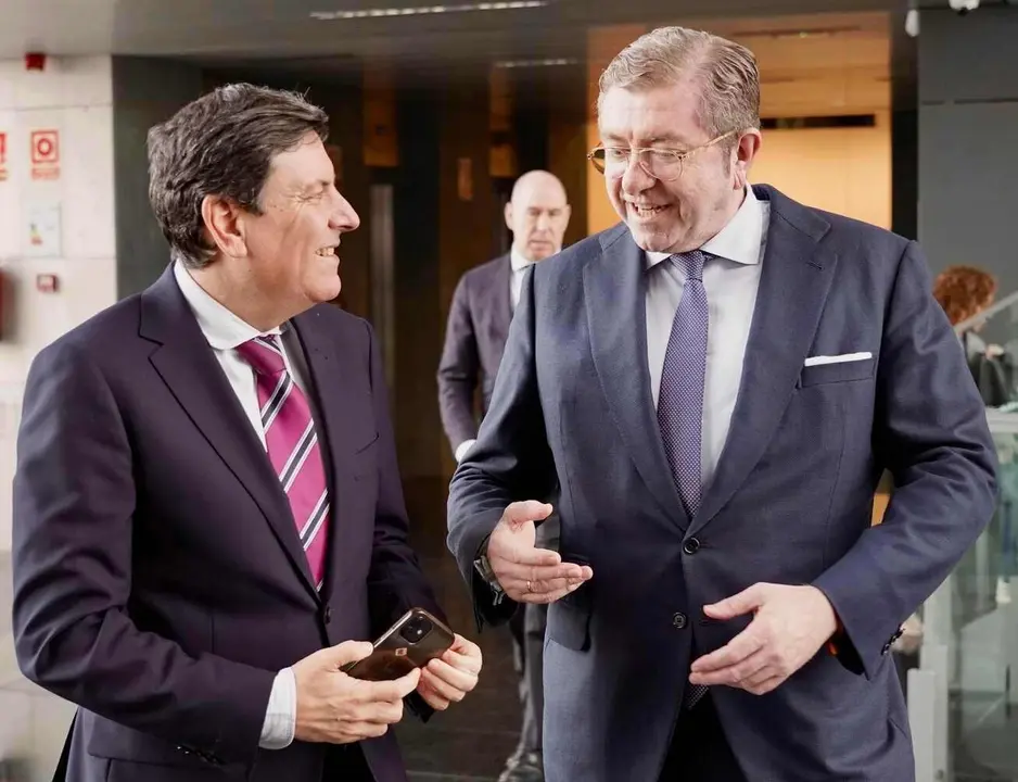 El consejero de Economía y Hacienda, Carlos Fernández Carriedo, destacó el éxito de un programa que apadrinar a emprendedores que tienen un proyecto empresarial y que les acompaña con ayudas desde el inicio hasta su desarrollo.