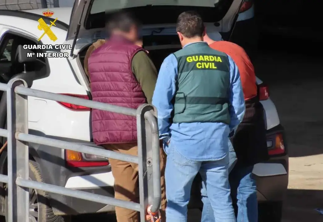 Efectivos de la Guardia Civil durante la investigación.
