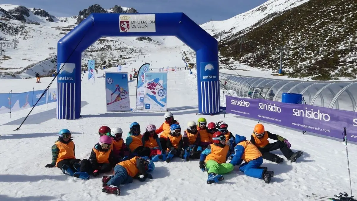 Para celebrar San Valentín, la estación de San Isidro entrega, a los jóvenes universitarios y niños, un detalle conmemorativo del 50 aniversario de la estación.