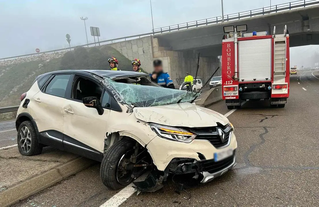 Imagen tomada por Bomberos de León en el accidente de este lunes en León capital.
